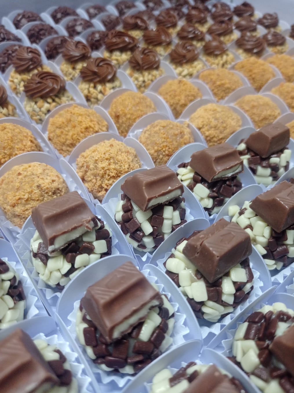 Doces artesanais finos com folhas de ouro sobre mármore rosa