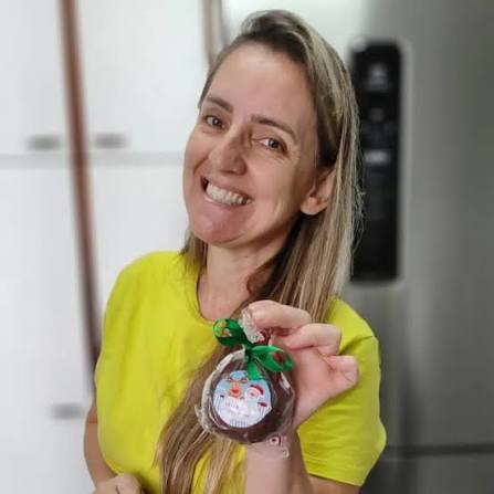 Viviane, confeiteira artesanal da Vivi Chocomel, segurando um doce decorado
